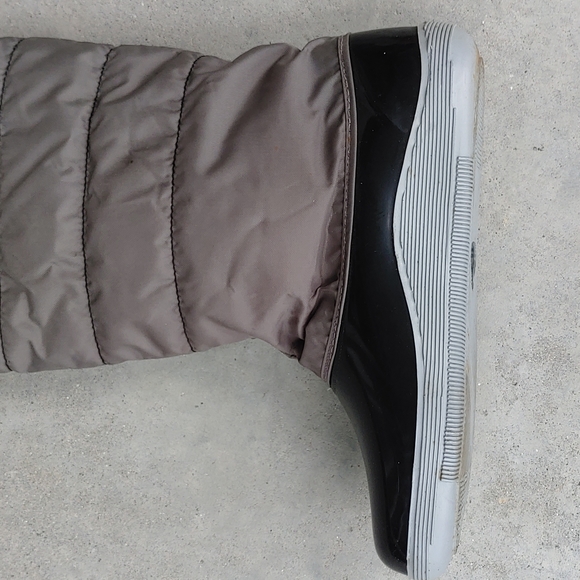 Ladies rain/snow boots, black & grey, fleece lined foot, sz 8, Velcro close - Picture 8 of 10